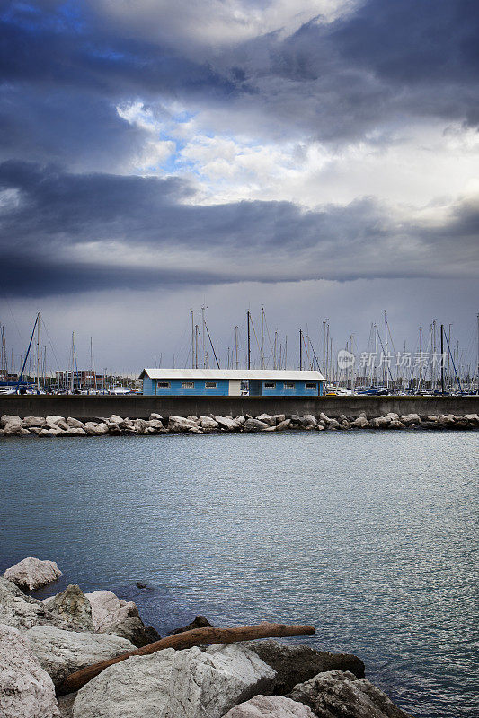 即将到来的雷雨在Marina di Ravenna